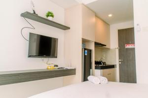 Restful and Comfy Studio at Serpong Garden Apartment By Travelio