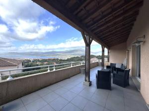 Appartements Appartement avec vue imprenable sur la mer, terrasse et piscine : photos des chambres