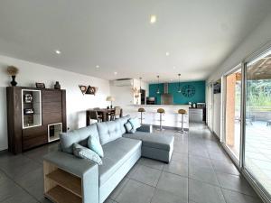 Appartements Appartement avec vue imprenable sur la mer, terrasse et piscine : photos des chambres