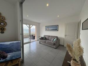 Appartement avec vue imprenable sur la mer, terrasse et piscine