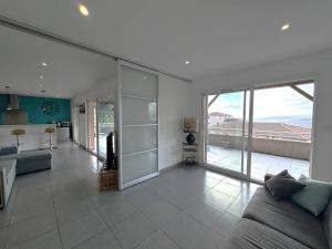 Appartements Appartement avec vue imprenable sur la mer, terrasse et piscine : photos des chambres