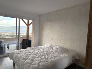 Appartements Appartement avec vue imprenable sur la mer, terrasse et piscine : photos des chambres