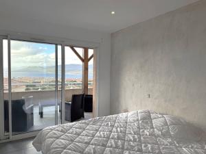 Appartements Appartement avec vue imprenable sur la mer, terrasse et piscine : photos des chambres