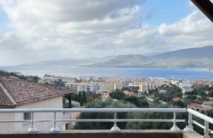 Appartements Appartement avec vue imprenable sur la mer, terrasse et piscine : photos des chambres