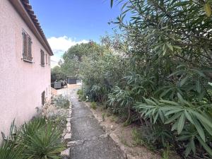 Appartements Appartement avec vue imprenable sur la mer, terrasse et piscine : photos des chambres