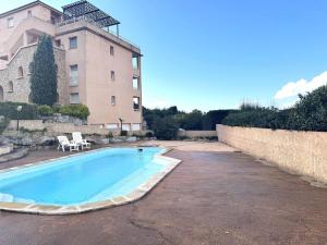 Appartements Appartement avec vue imprenable sur la mer, terrasse et piscine : photos des chambres