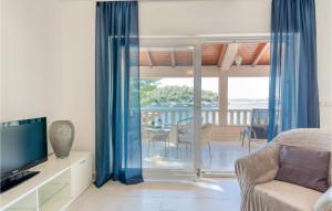 Lovely Apartment In Prizba With Wifi 