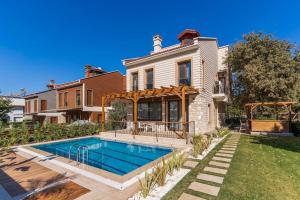 Luxurious Villa with Pool and Great Garden