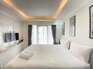 Gorgeous Studio Room at Grand Asia Afrika Apartment By Travelio