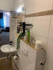 Best Preis City Apartment Stadtzentrum Wittenberge Modernes Ambiente max 2 Personen Einzelbetten voll ausgestattet mit Prime und WLAN