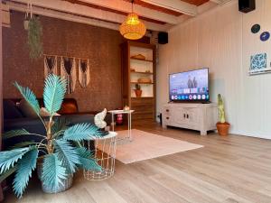 Guest house with private pool & jacuzzi