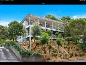 Treetop Beach House sleeps 15, Coledale, 3 minute walk to surf beach - Wilton