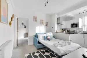 Very Central,1GB fibre wifi, 2min to tube & Heathrow, free coffee, milk & snacks, 2 new TVs & sofabed - Chiswick