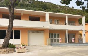 Three-Bedroom Holiday Home In Duba