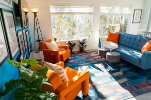 Artsy Half-House, Walk to Hiking Trails &Wine Bars! Yard, Firepit