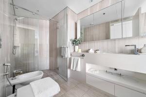 FIRST CLASS Waterfront Luxury Apartment with Pool, Gym & Balcony Views