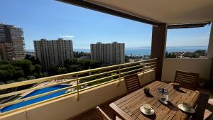 Terraza vistas al mar y piscina San Juan playa by Elconserje
