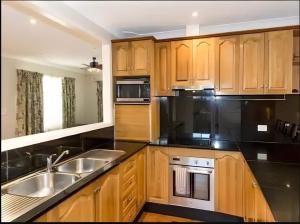 Cheerful 4 Bedrooms With Free Parking