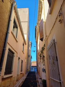 Chambre ,terrasse, A DAMES exclusivement women only