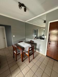 Apt 1 dom 500m mar, 4 pessoas