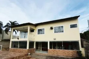 CASA BELA - a 350m do Centro de Miguel Pereira com piscina e churrasqueira 12 pessoas - 米格尔-佩雷拉