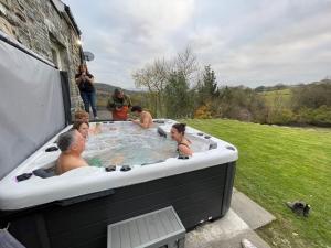 Stunning Barn Conversion with HOT TUB and ALPACAS - Ty Cerrig Barn