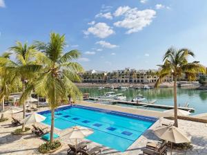 Beachfront Apartment with Pool & Stunning View