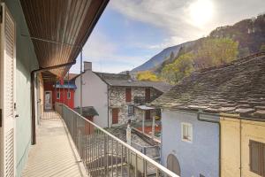 Apartment with Mountain View
