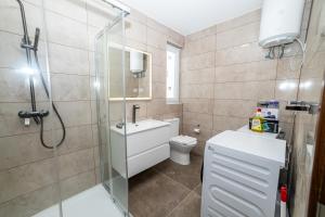 Modern 2-Bedroom Penthouse with Terrace - by HostMT