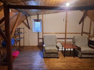 Studio cu bucatarie , baie , scara interioara , etaj cu dormitor openspace , curte cu grill, terasa