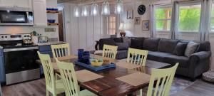 Creekside Cottage - Your Perfect Mountain Getaway!