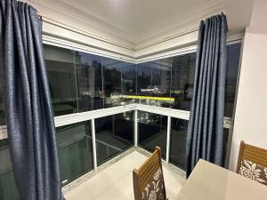 Ap novo e climatizado no centro com ótima localização na avenida principal