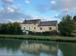 Maison de charme sur le Canal de Loire - 班内