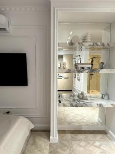 Studio Selling Sunset