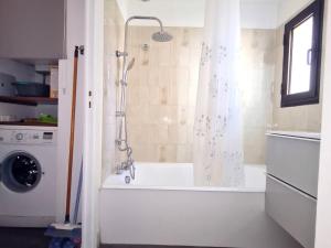 Appartements T2 avec Parking - Piscine et Tennis - a 200 m des Plages - FR-1-316-196 : photos des chambres