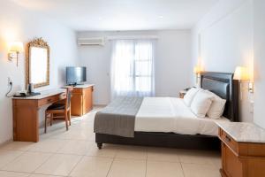 Room with Garden View room in Mediterranean White