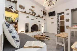 Marina's traditional stone house - Kóronos