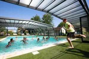 Campings Camping 4 etoiles - Piscine - eeihec : photos des chambres