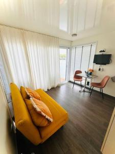 Mustique Cozy & Romantic Houseboat in Maastricht