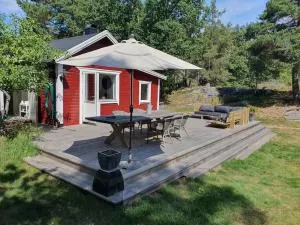 Cosy cottage with small boat 200m from the sea - Möja
