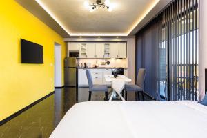 Bright Windowed Studio 10 mins to the City Centre by Flat Mаnager