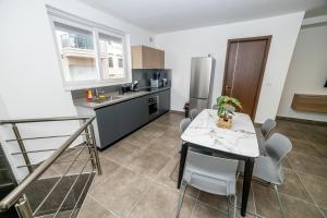 Family 2-Bedroom Maisonette - by HostMT