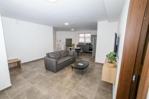 Family 2-Bedroom Maisonette - by HostMT