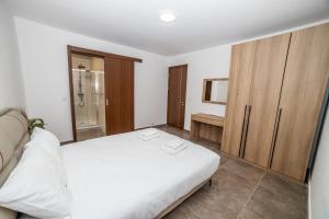 Family 2-Bedroom Maisonette - by HostMT