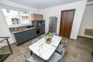Family 2-Bedroom Maisonette - by HostMT