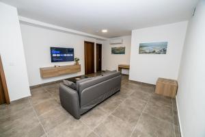 Family 2-Bedroom Maisonette - by HostMT