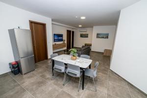 Family 2-Bedroom Maisonette - by HostMT