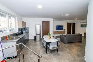 Family 2-Bedroom Maisonette - by HostMT