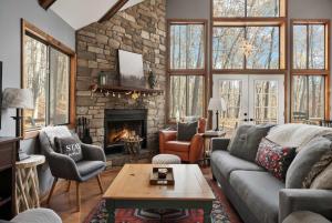 Mountainside w Fireplace, Fire Pit, Deck, & WiFi