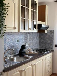 Casetta immersa nel verde, lontano dal caos